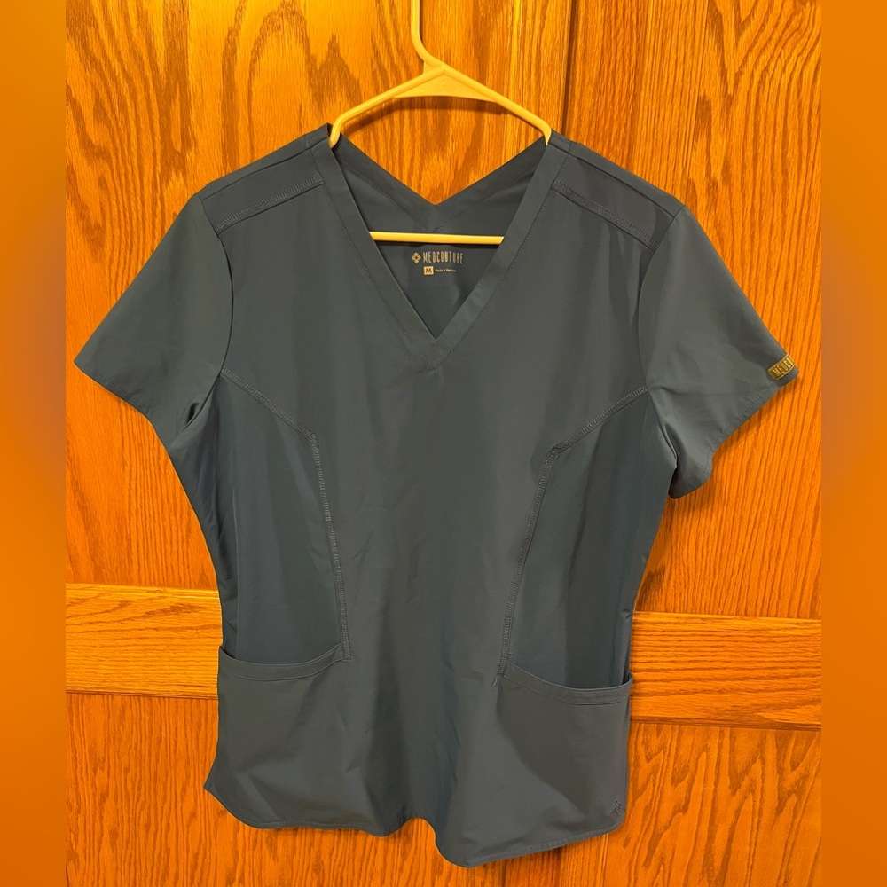 Med Couture 2 Pocket V-Nevk Top Size Medium